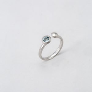Petite bague ouverte "Topaze bleue"
