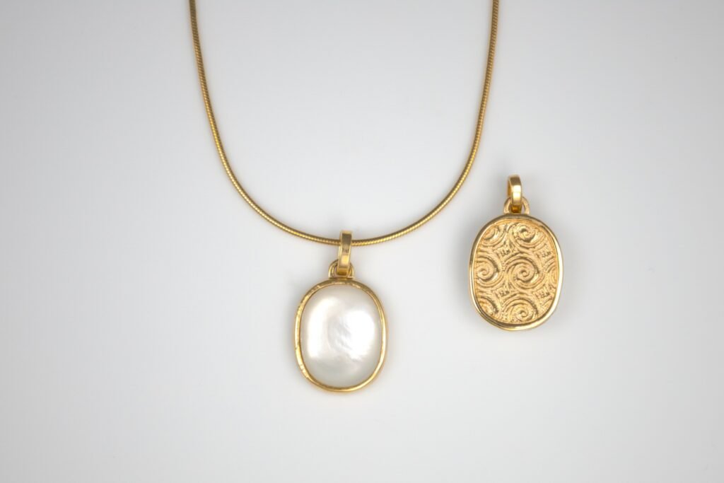 Pendentif plaqué or et nacre