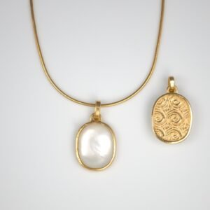 Pendentif plaqué or et nacre